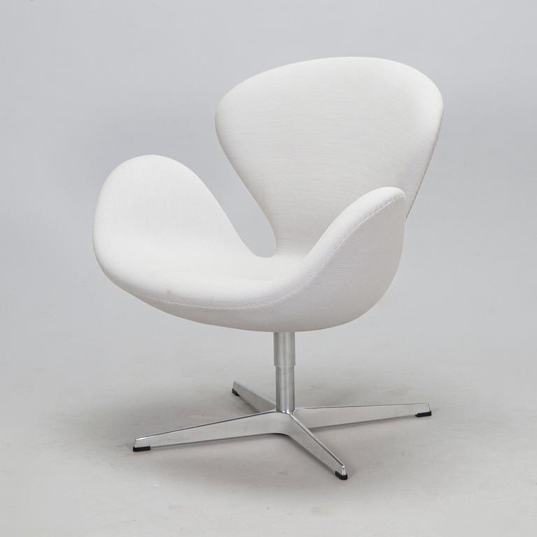 Arne Jacobsen, A 'Swan chair' by Arne Jacobsen for Fritz Hansen 2016.