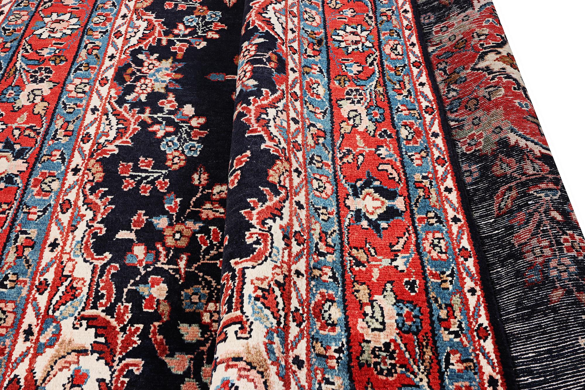 A Hamadan carpet, c. 298 x 215 cm.