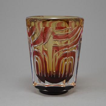A glass vase by Jan Johansson for Orrefors Gallery -90.