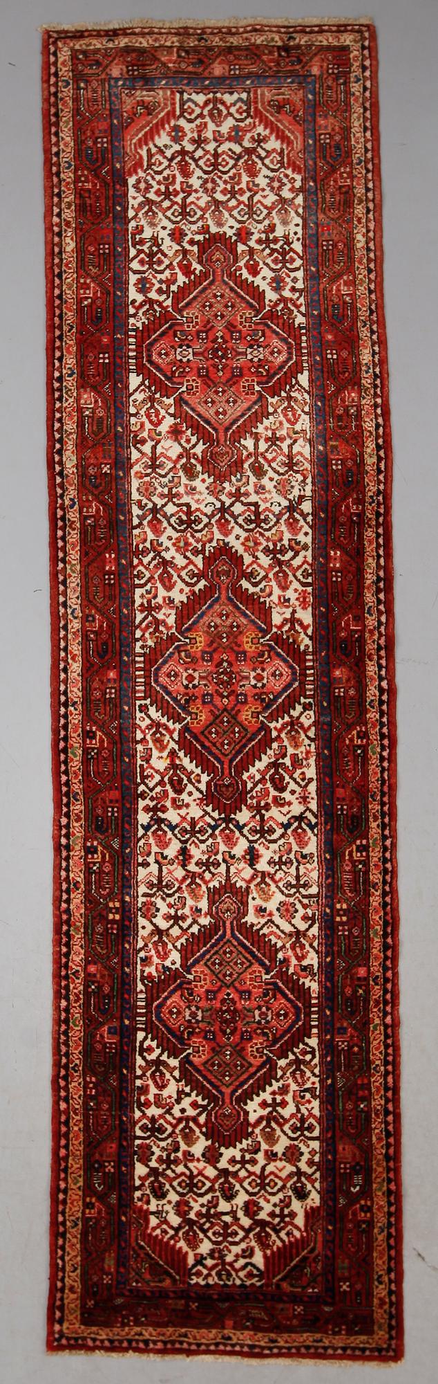 MATTA, Hamadan, ca 320 x 81 cm.