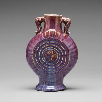 669. A flambé glazed vase, Qing dynasty, 19th century.