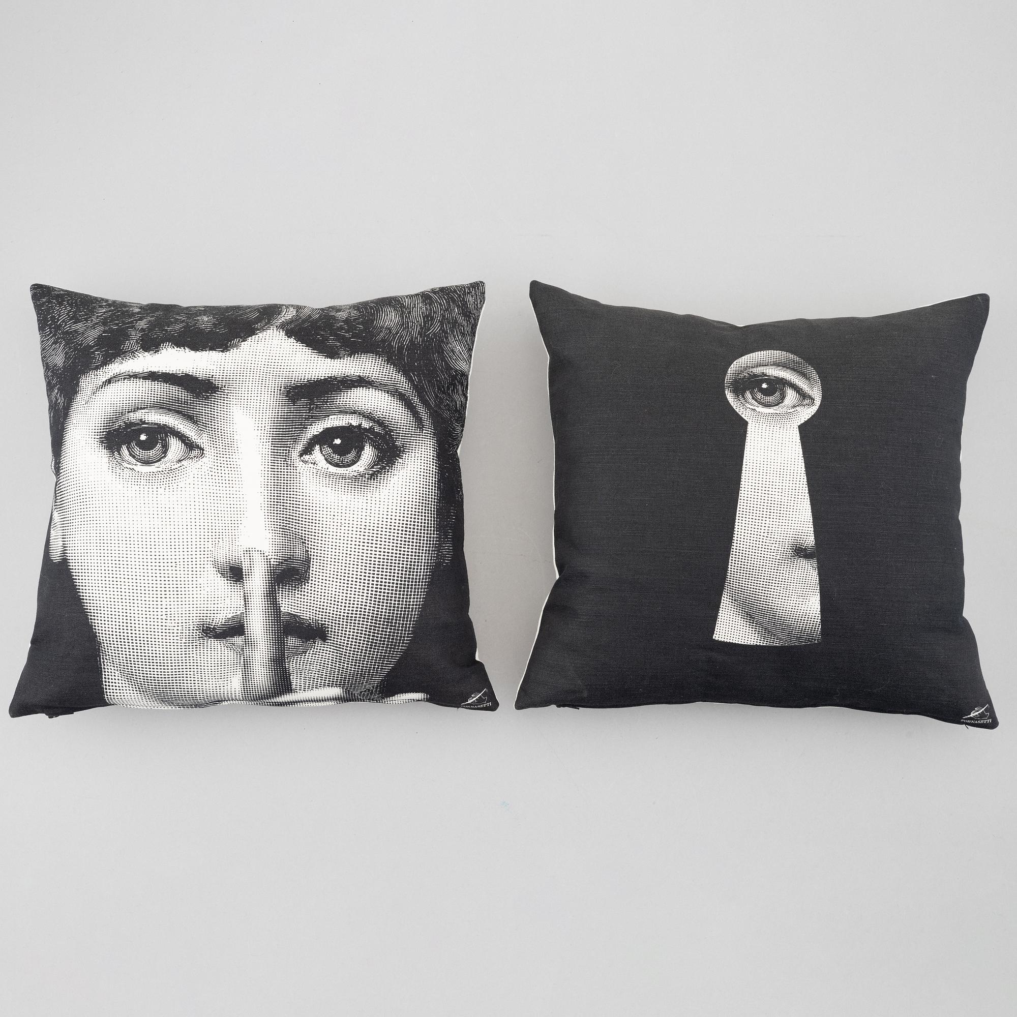 Piero Fornasetti, kuddar, ett par, "Fornasetti", FDD, saluförda av Firma Svenskt Tenn.