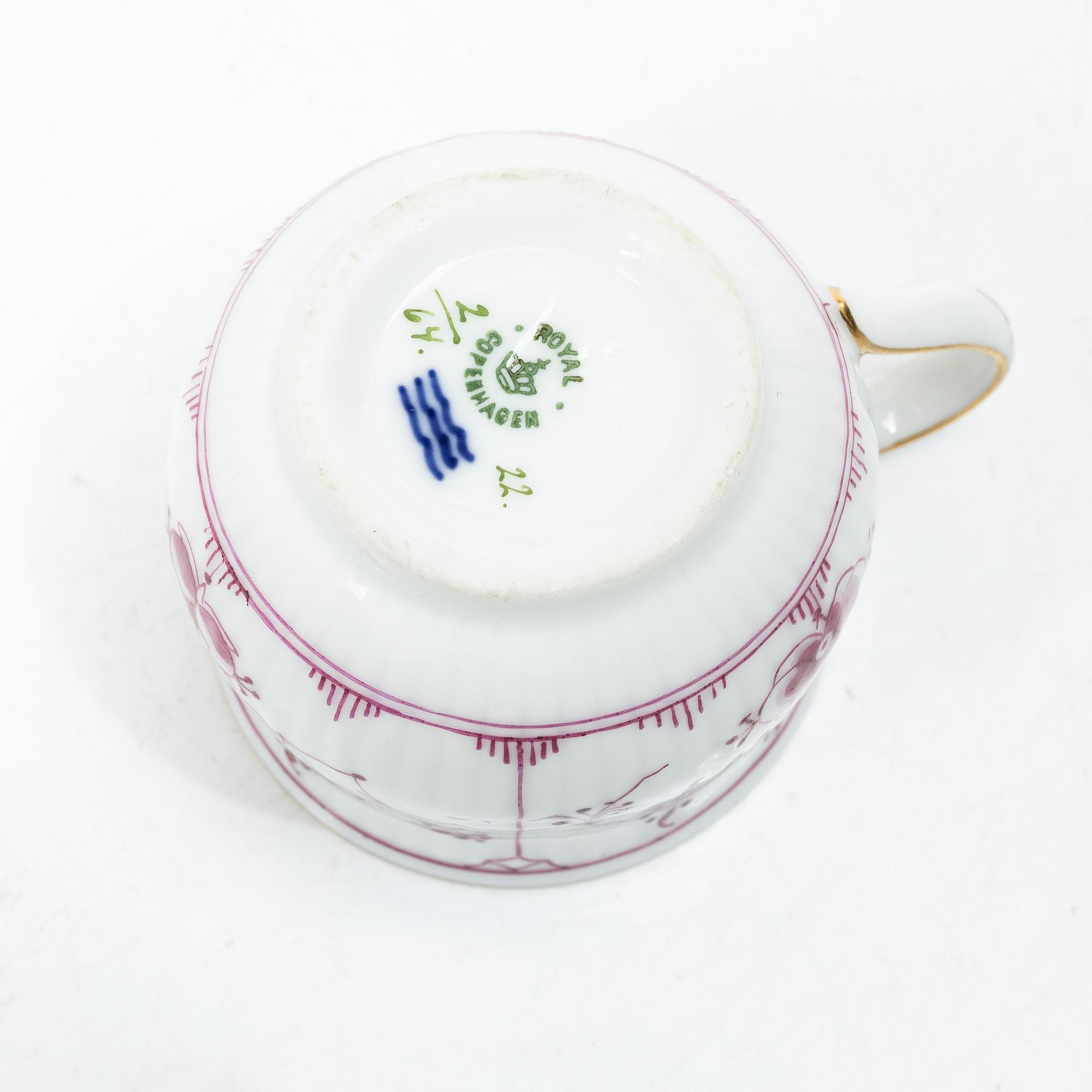 Royal Copenhagen, Cremekopp med lock, porslin, ’Ruby red’, röd Musselmalet (ruby fluted), omkring 1900.