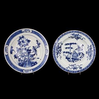 STEKFAT samt TALLRIKAR, 2 st, porslin, Kina och Japan, 1700/1800-tal.