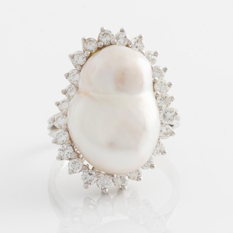 Ring in 18K gold with a baroque cultured pearl and round brilliant-cut diamonds.