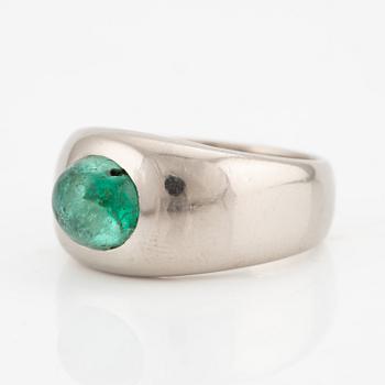 Ring in 18K white gold with a cabochon-cut emerald.