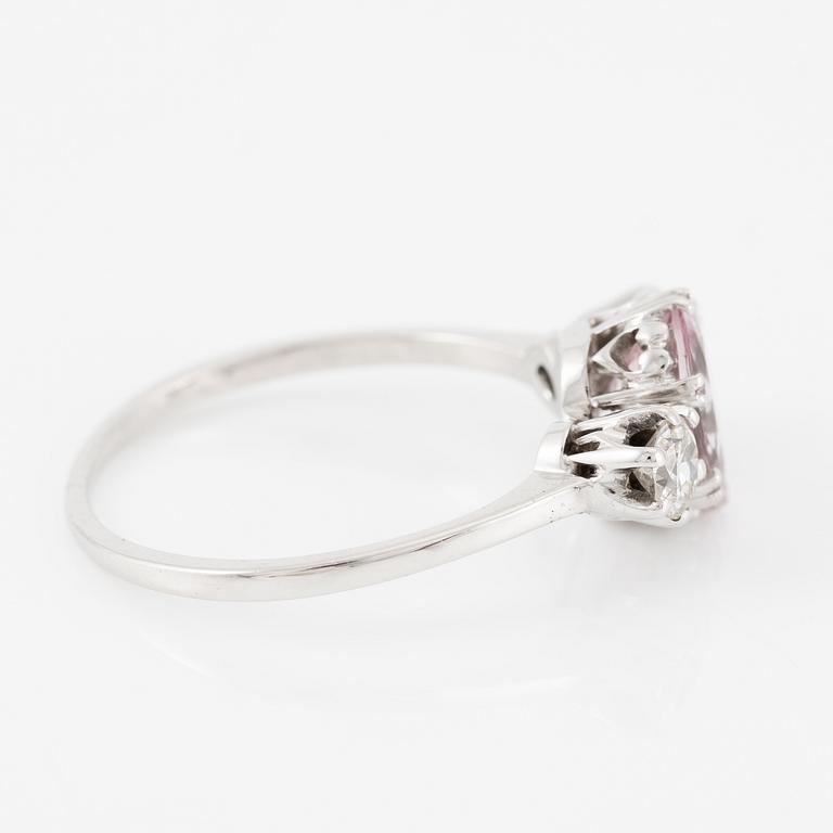 Ring 18K vitguld med morganit och briljantslipade diamanter.