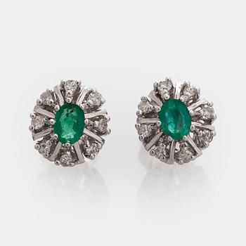 Örhängen, 14K vitguld, smaragder och diamanter.