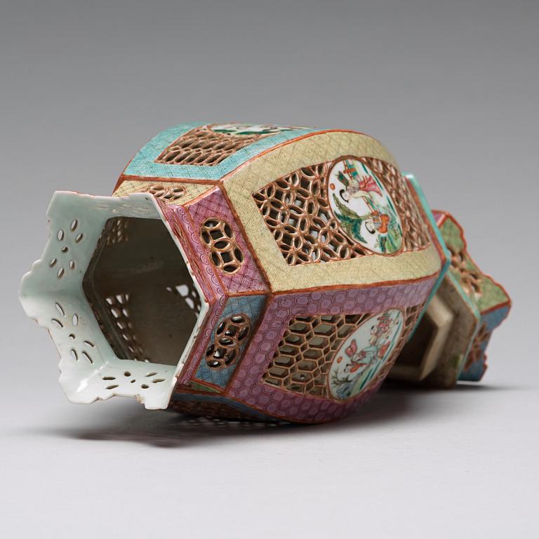 A famille rose lantern, Qing dynasty, 19th Century.