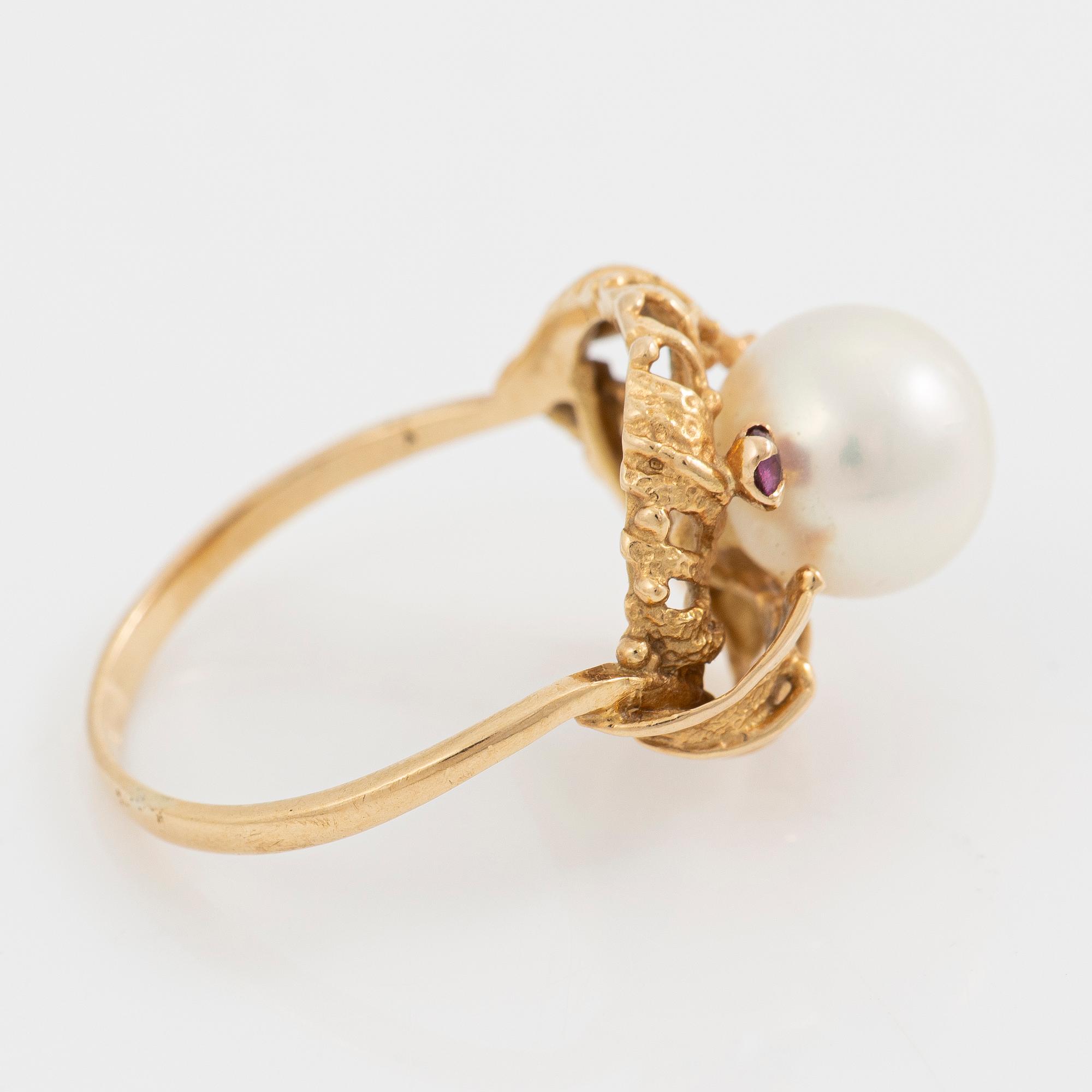 18K gold ring with a cultured pearl and red stones.