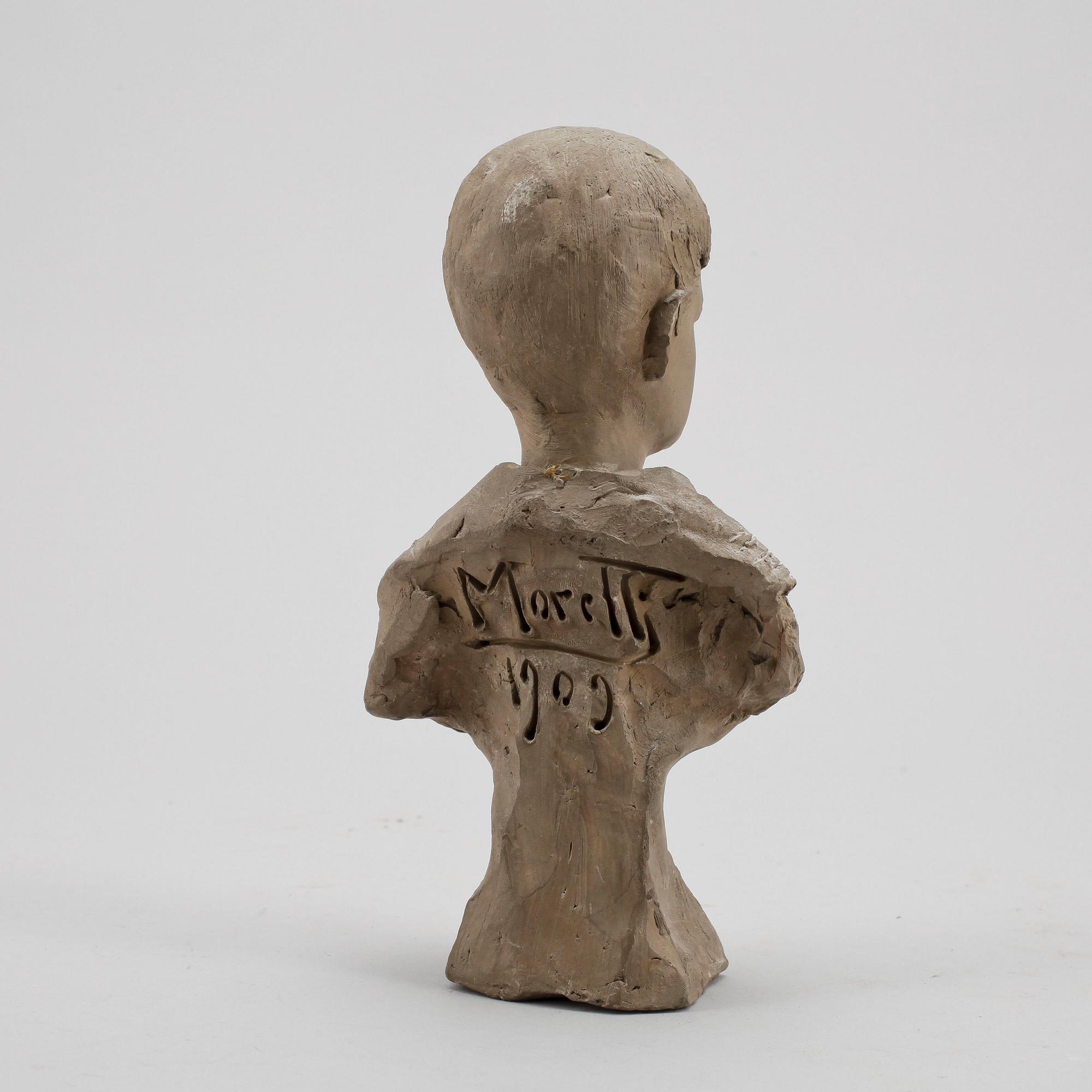 ALESSANDRO MORETTI, porträttbyst, lergods, signerad och daterad 1909.