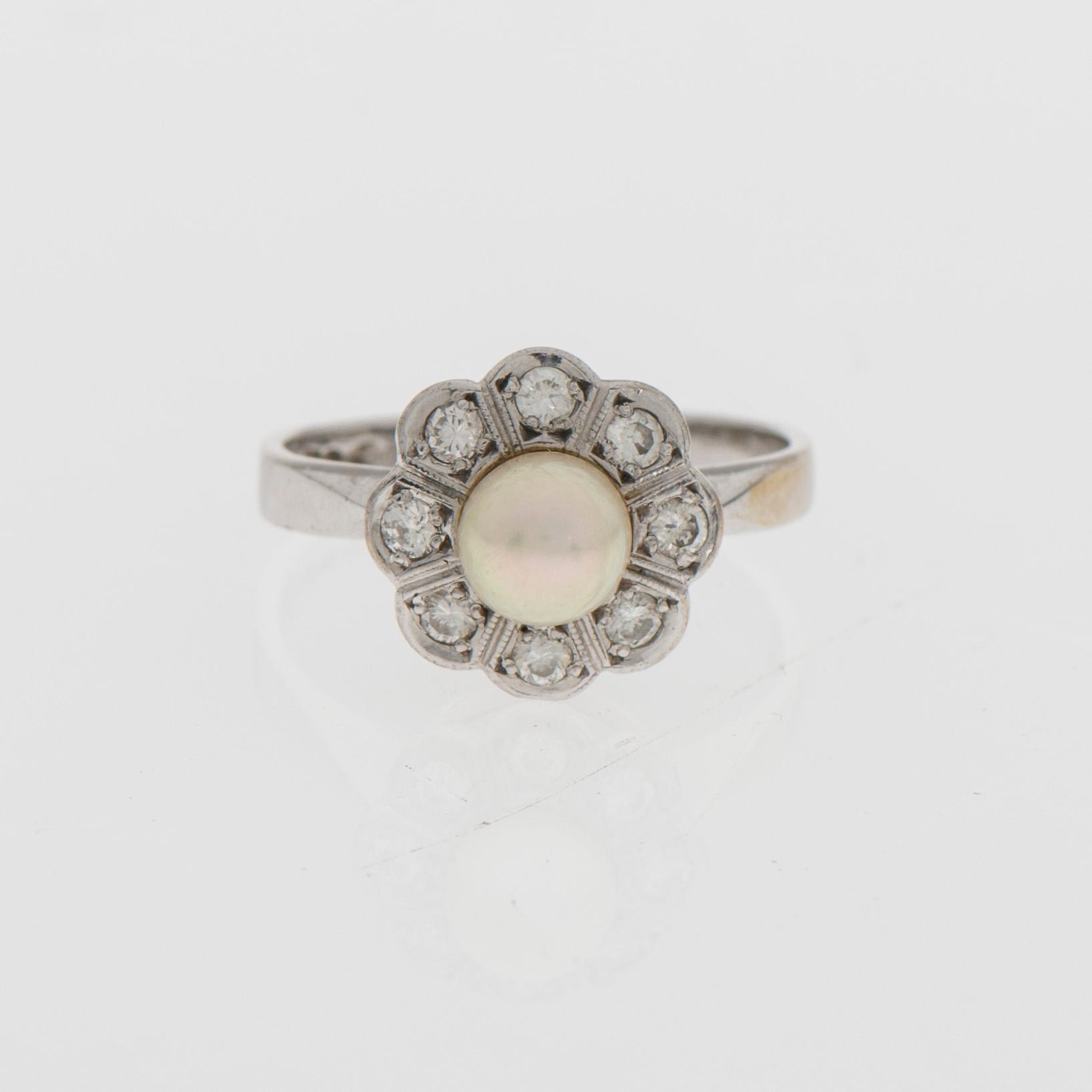 RING, odlad pärla, briljantslipade diamanter, 18K vitguld. Kultakeskus 1989.