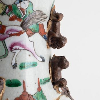 A porcelain floor vase, China, late Qing dynasty/early 20th century.