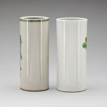 PENSELVASER, 2 st, porslin, Kina, 1900-tal och modern tillverkning.