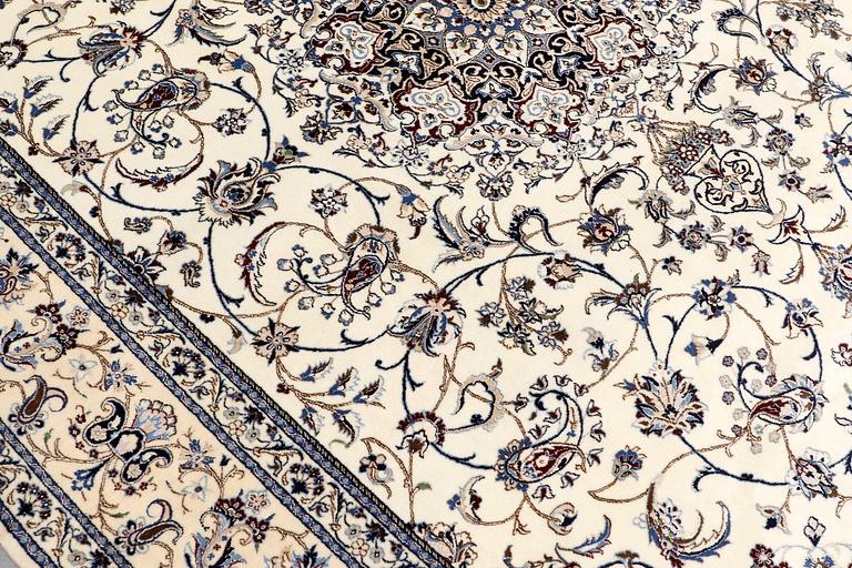 A part silk Nain carpet, so-called 6LAA, approx. 292 x 200 cm.