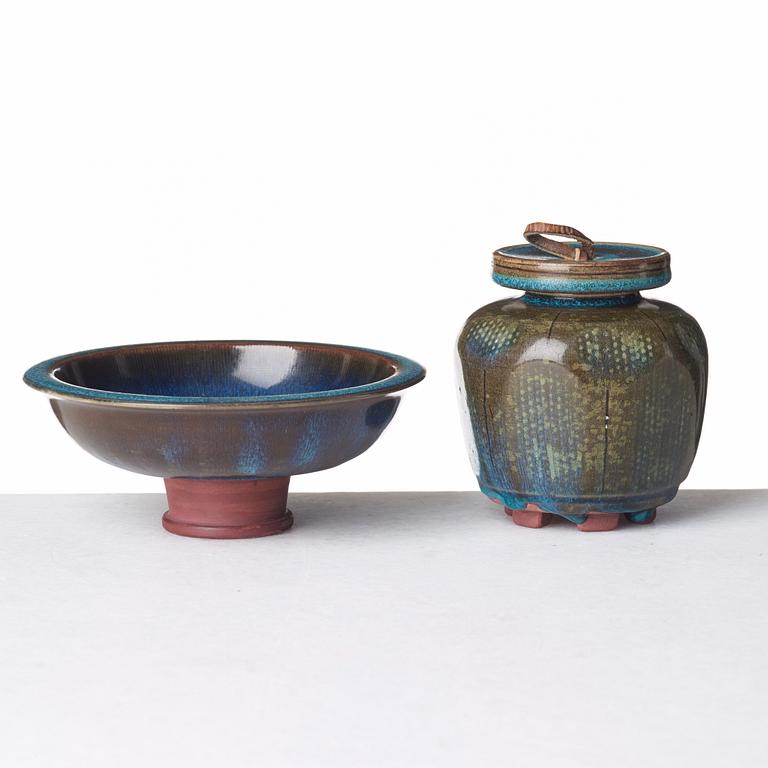 Wilhelm Kåge, urna med lock samt skål på fot, "Farsta", Gustavsbergs studio, bl a 1956.