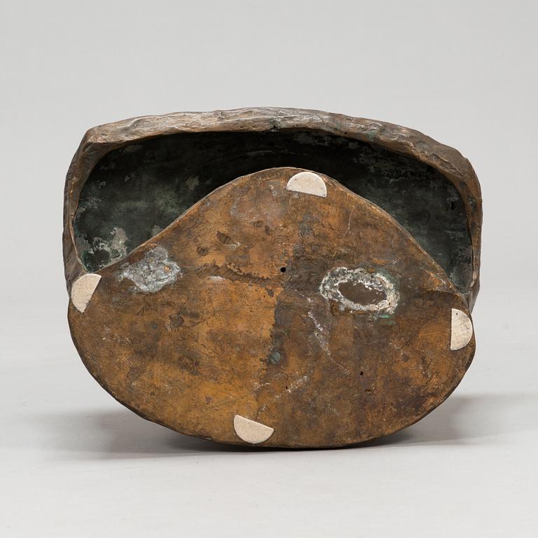 Sven August Adolf Jonsson, pysti, pronssia, signeerattu ja päivätty 1919.