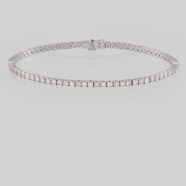 ARMBAND, 18k vitguld med 74 briljantslipade diamanter, 4.03 ct. Vikt 11 g.