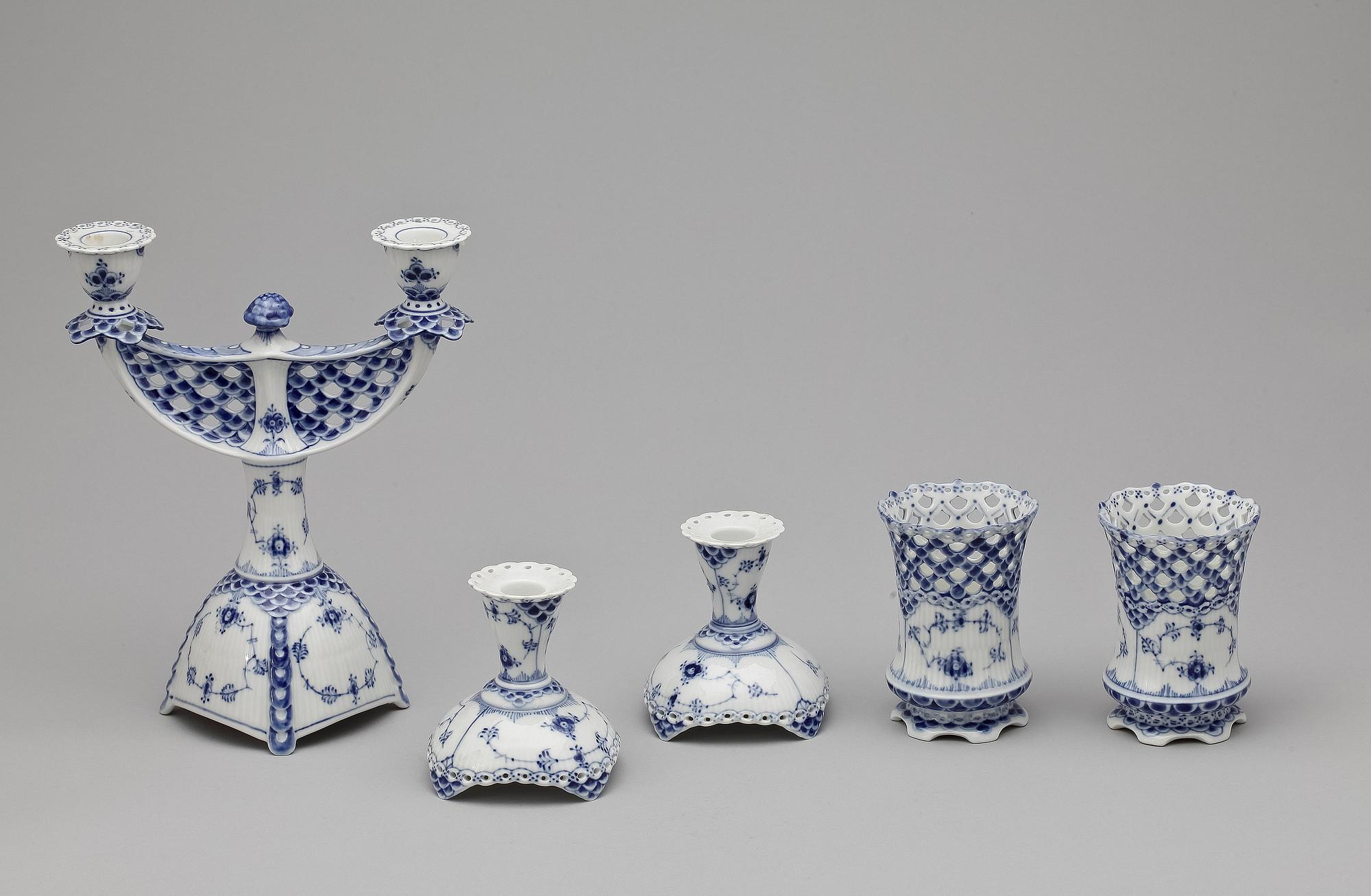 MAT- samt KAFFESERVIS, 151 delar, porslin, "Musselmalet", Royal Copenhagen, 1900-tal.