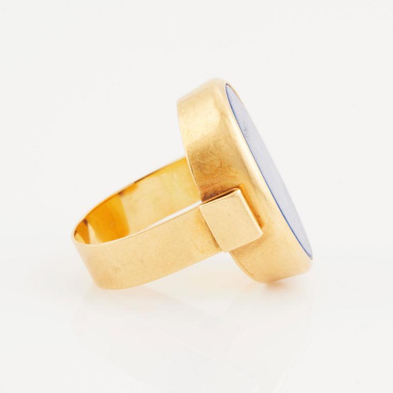 Birger Haglund, ring 18K guld med en slät oval lapis lazuli, Stockholm 1987.