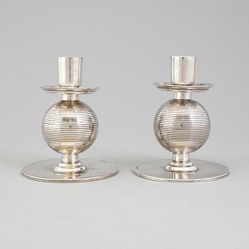 NILS FOUGSTEDT, ljusstakar, ett par, art deco, nysilver, för Fabriksaktiebolaget Kronsilver, 1930-tal.