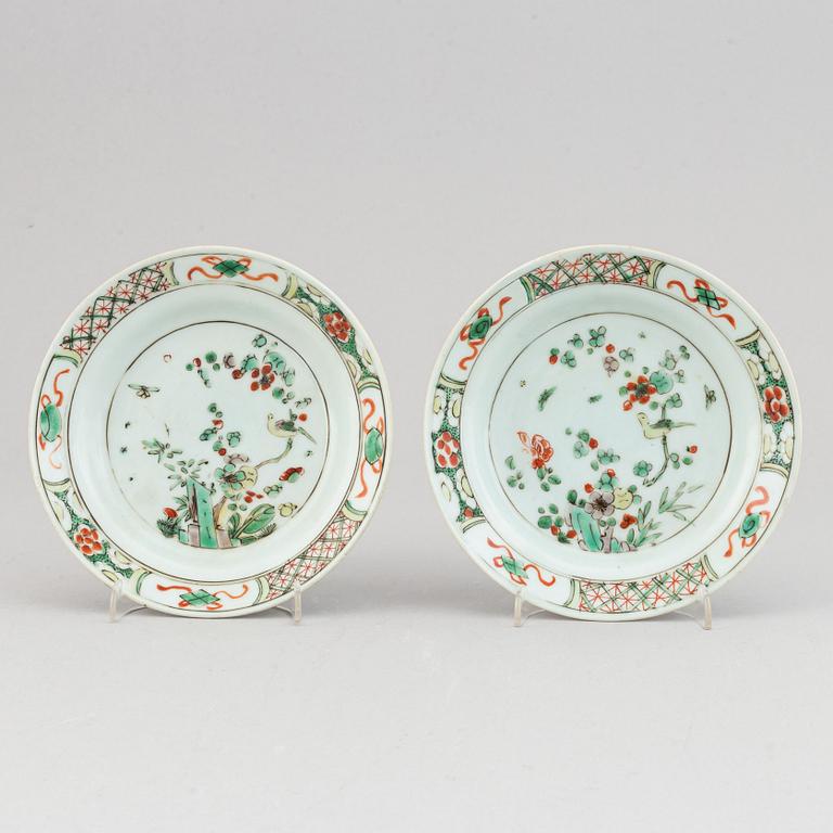 A pair of famille verte dishes, Qing dynasty, Kangxi.