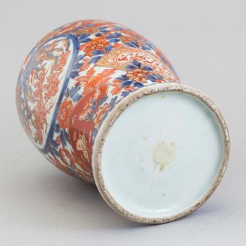 A Japanese imari porcelain vase, Meiji (1868-1912).