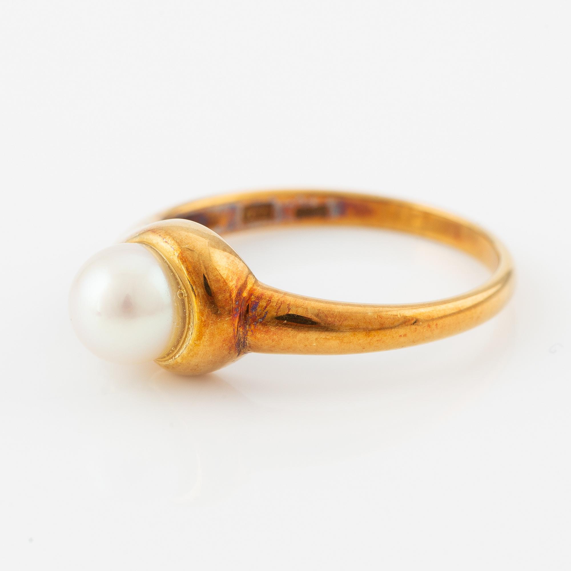 Ring, 18K guld med odlad pärla och briljantslipad diamant.