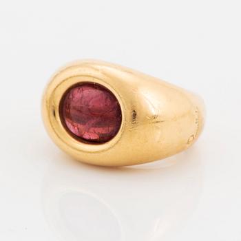 Pomellato ring 18K guld med en cabochonslipad rubelit.