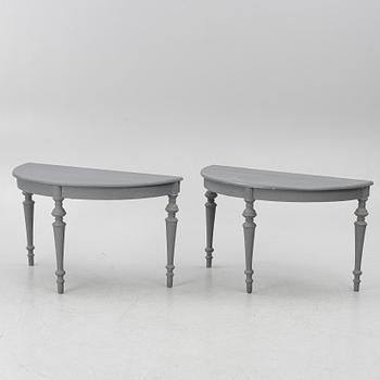 Bord, ett par, halvmåneformade, omkring 1900.