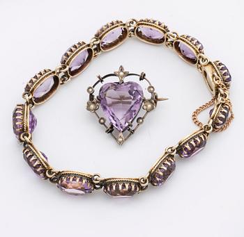 GARNITYR, förgyllt silver med ametister o orientalpärlor, collier, armband och brosch.
