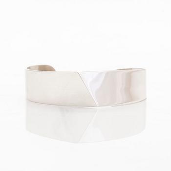 Pekka Piekäinen, a sterling silver bangle, Platinoro, Turku 2008.