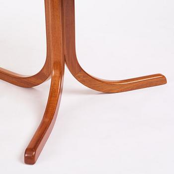 Josef Frank, a mahogany veneered table, modell 1028, mid 20th C, Svenskt Tenn, Sweden.