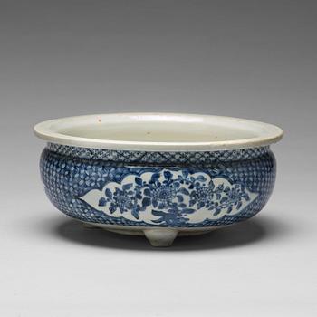 921. A blue and white censer, Qing dynasty, 18th Century.