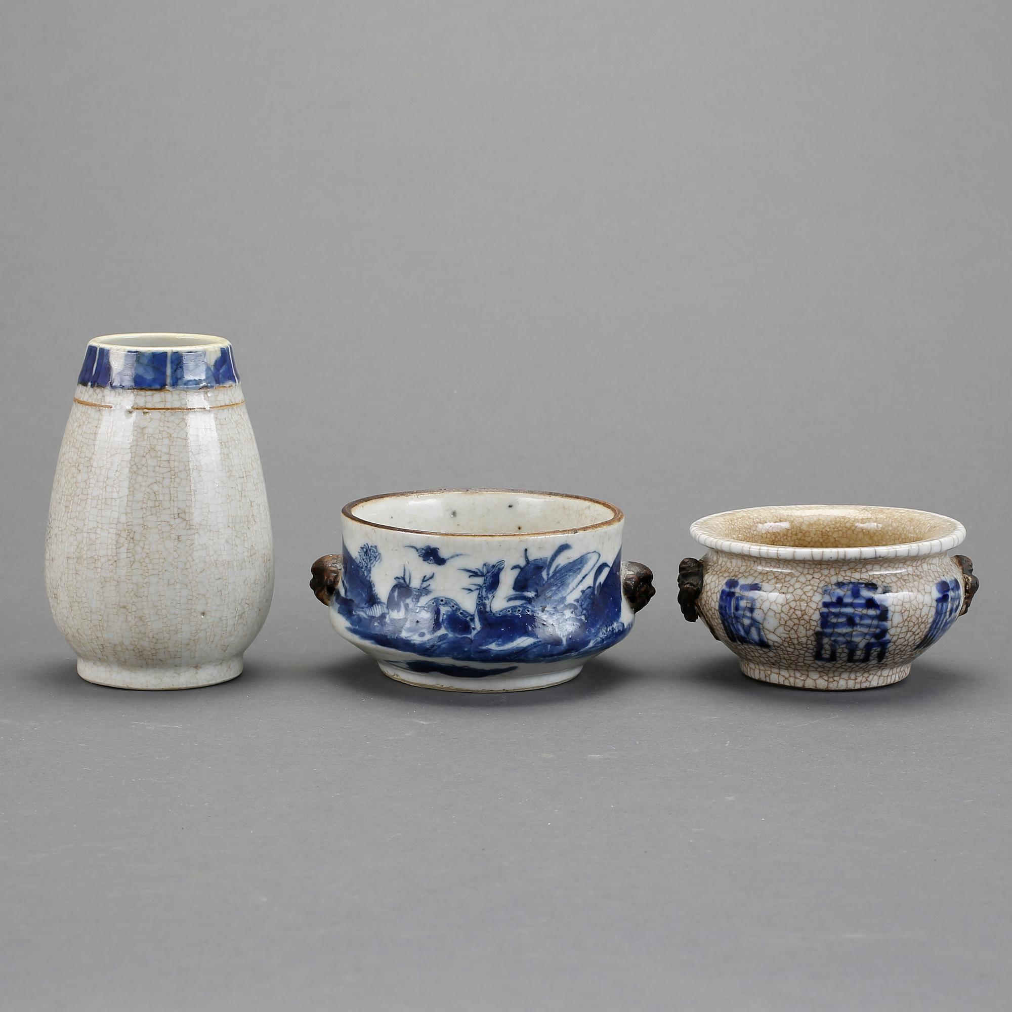 RÖKELSEKAR och VAS, 3 st, porslin, Kina, 1800/1900.