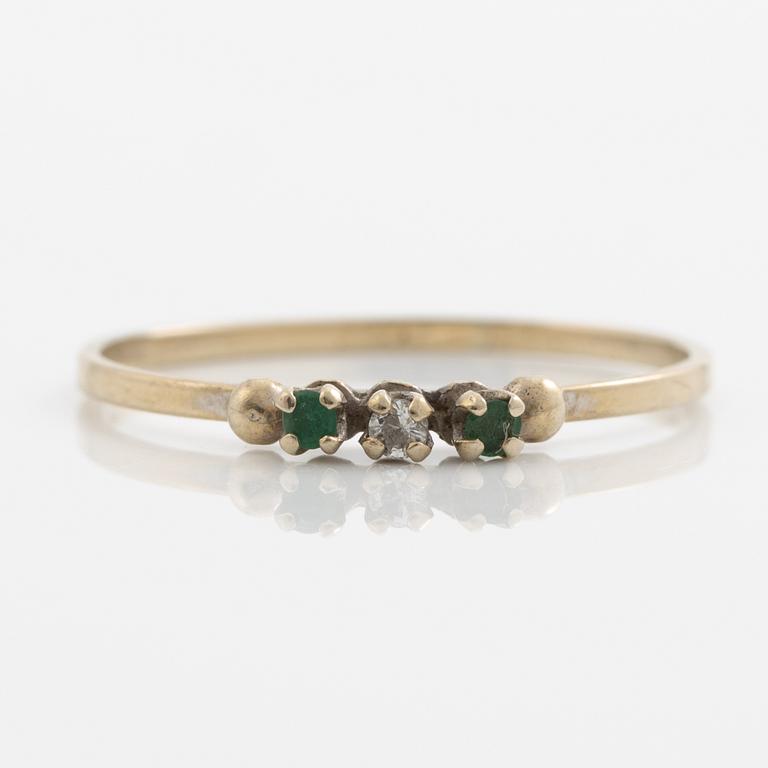 Ringar, 2 stycken, 18K guld med små smaragder och diamanter.