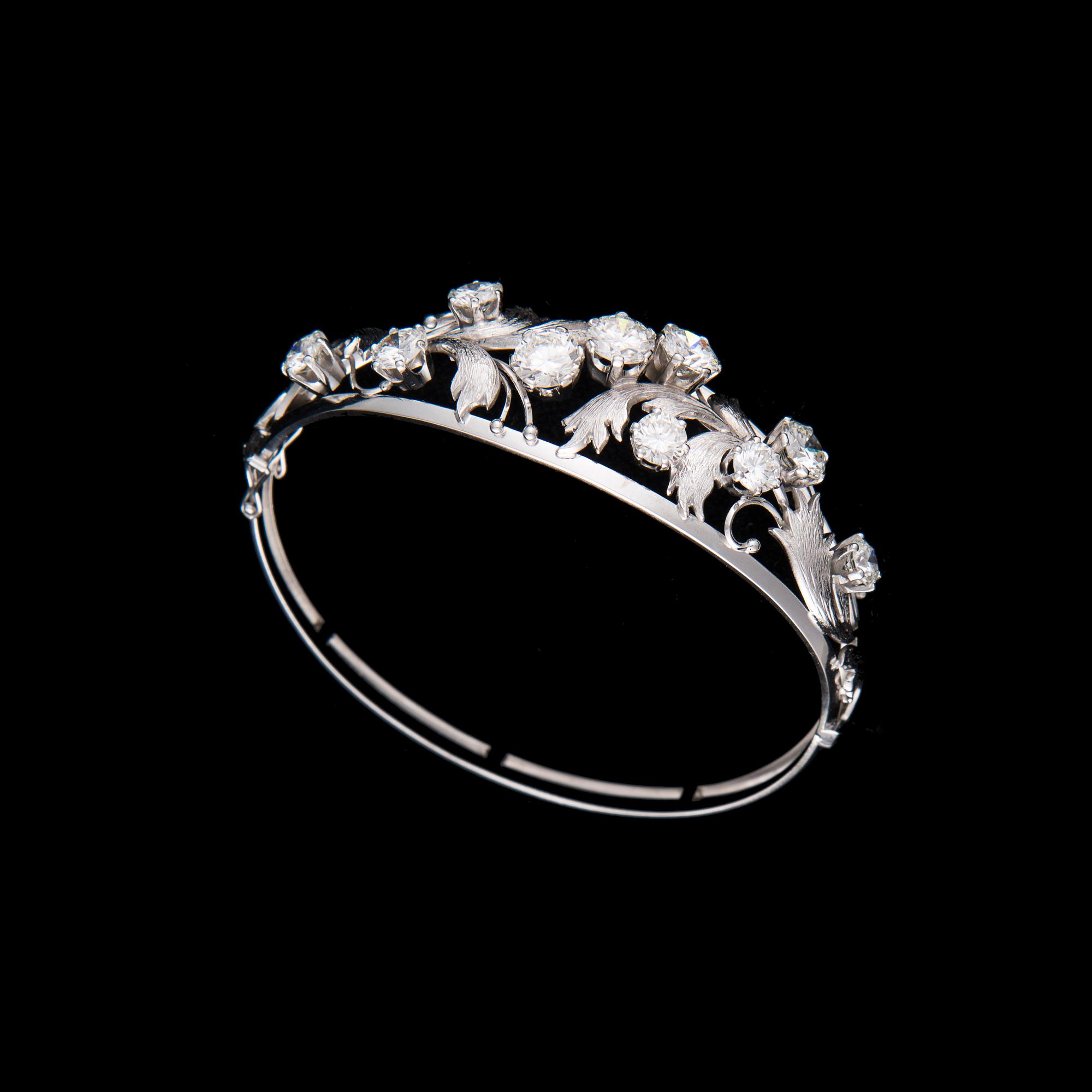 ARMBAND, 18K vitguld, briljantslipade diamanter. Kalevi Piirainen, Helsingfors 1974. Vikt 24,4 g.