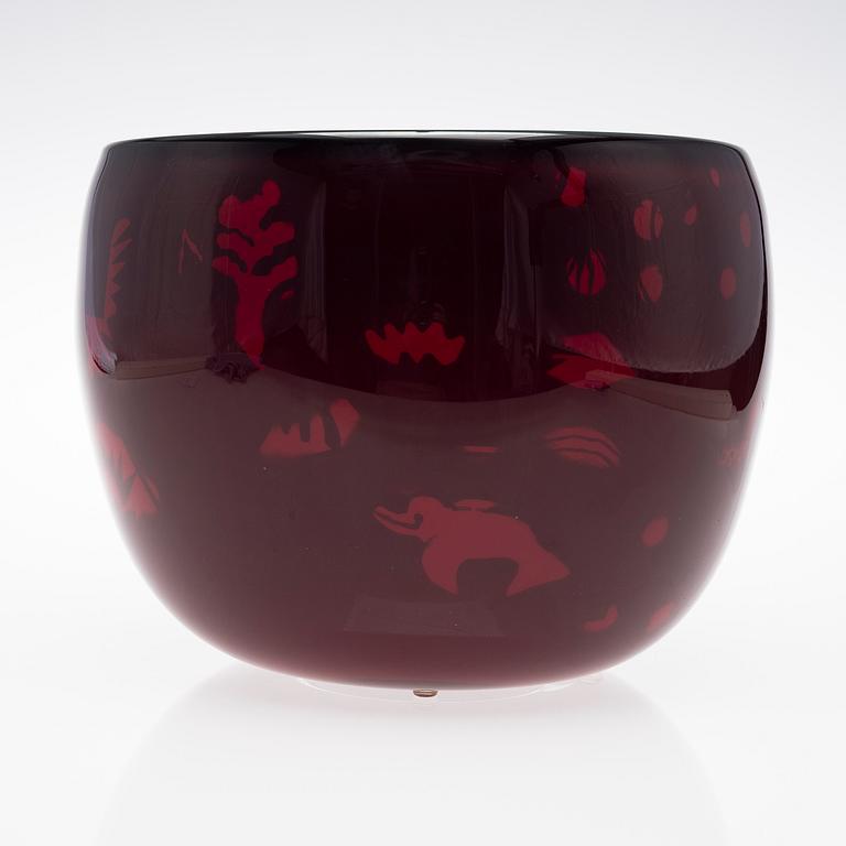 KERTTU NURMINEN. ART GLASS. Rio de Boto cor-de-rosa. Signed Kerttu Nurminen, Nuutajärvi Notsjö 2005.
