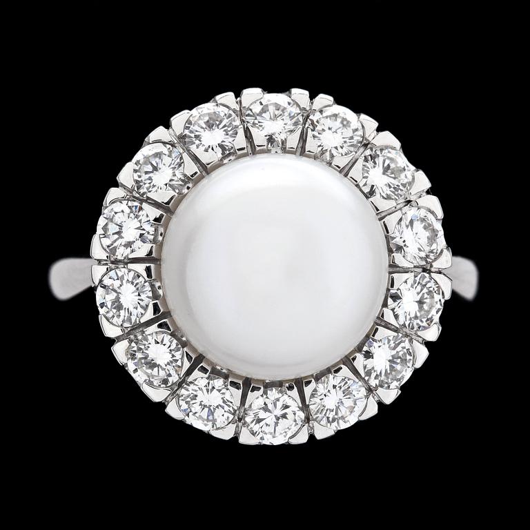 RING, naturlig sötvattenspärla med briljantslipade diamanter, tot. 0.88 ct.