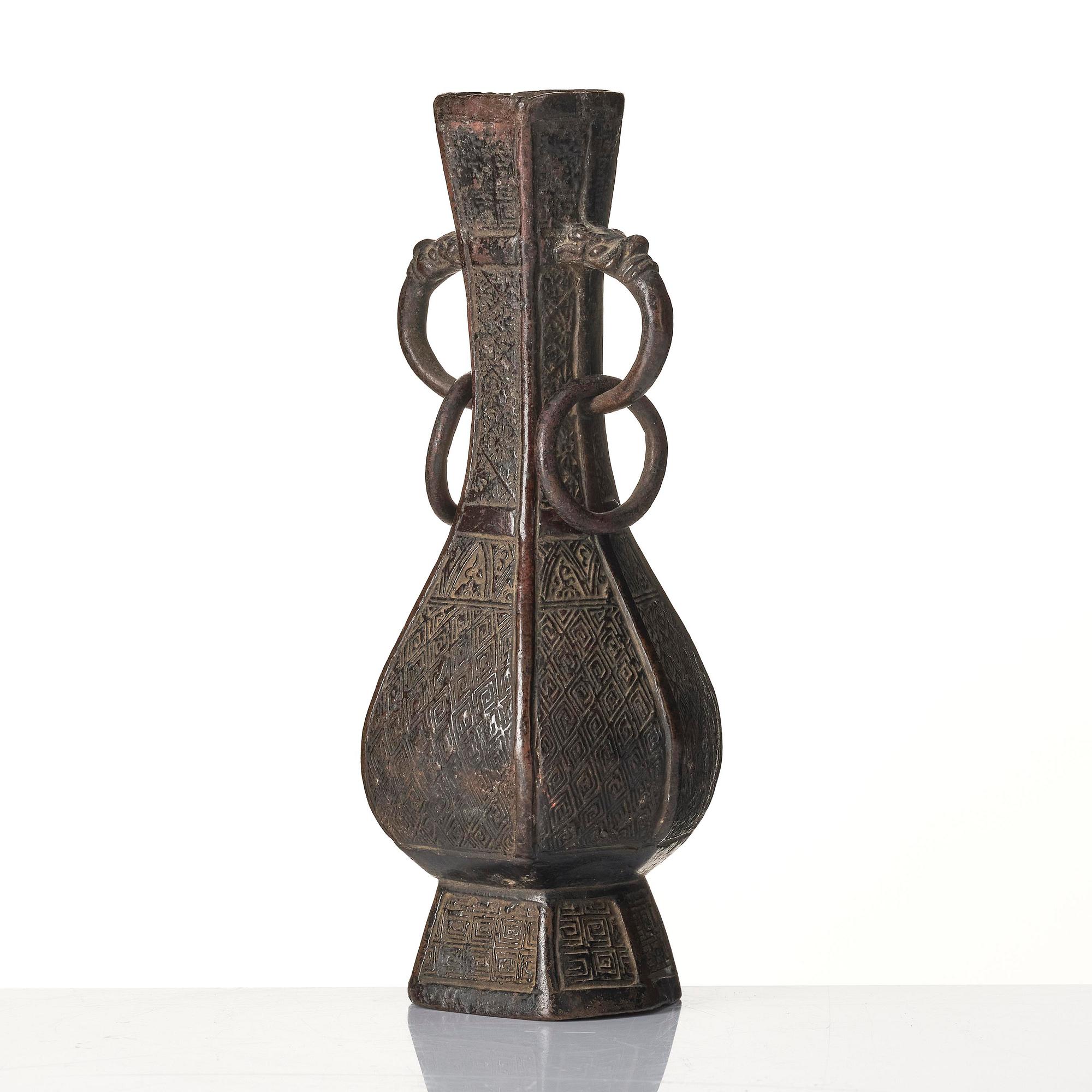 A bronze vase, Yuan/Ming dynasty.