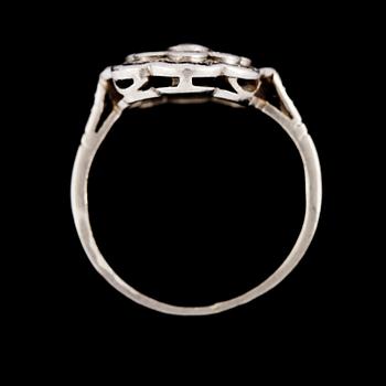 RING, platina med fasettslipade blå safirer samt åttkantslipade diamanter. Vikt 3,2 g.