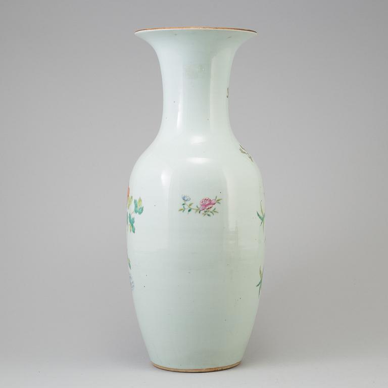 An early 20th century late Qing dynasty porcelaine floor vase.