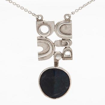 Jorma Laine, riipus, viistehiottu spektroliitti, hopea, Turun Hopea, Turku 1975.