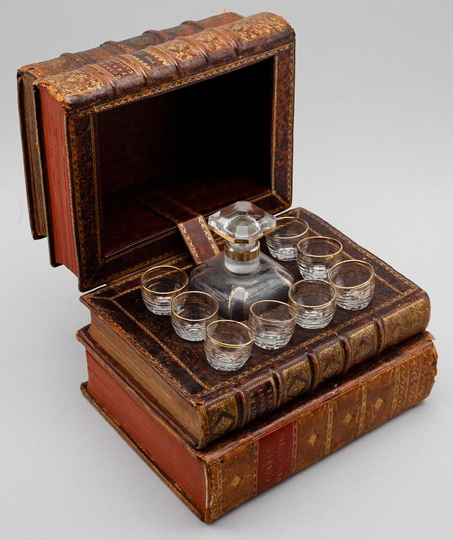 LIKÖRSCHATULL, i form av böcker, 1900-talets första hälft.