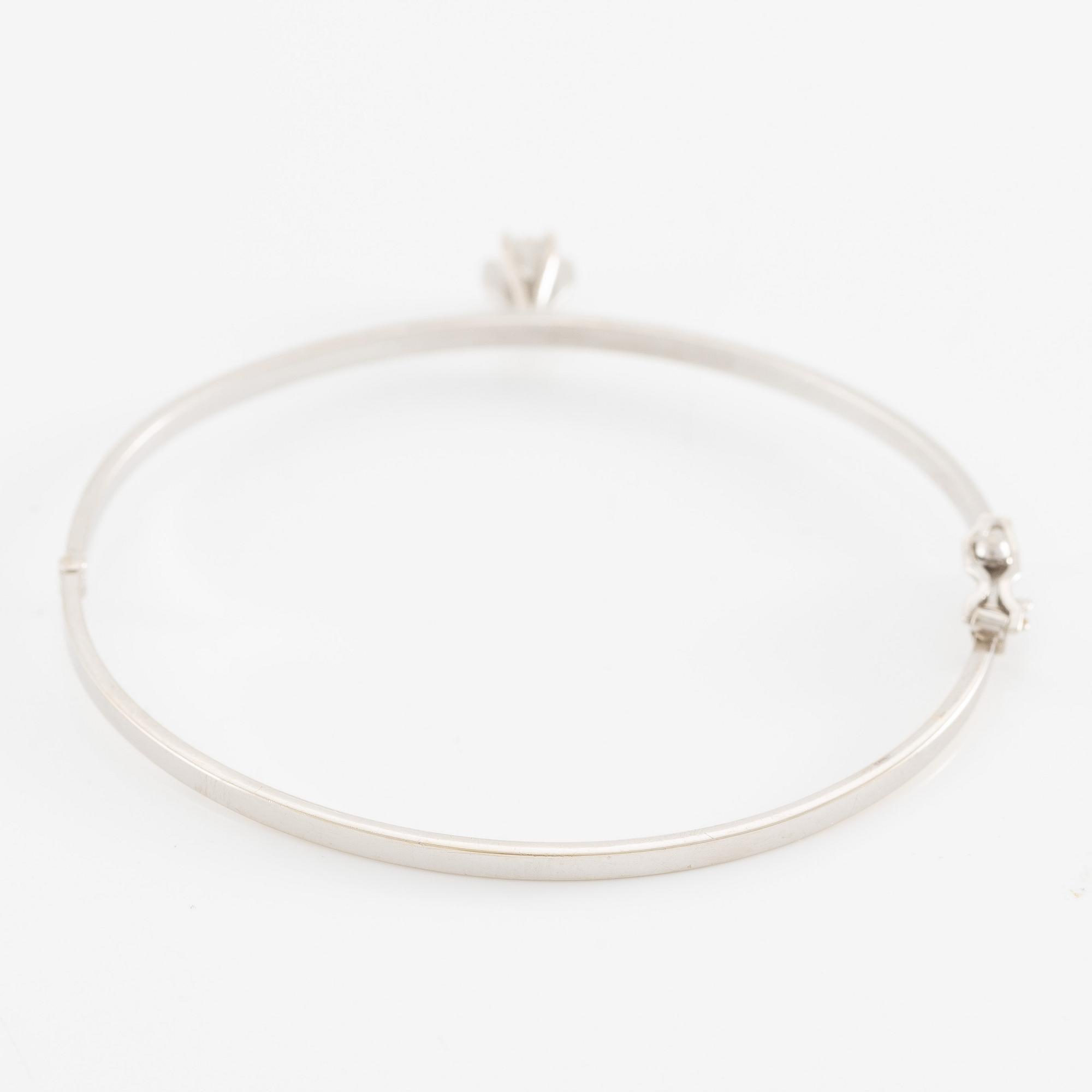 Bangle, 18K white gold with brilliant-cut diamond.