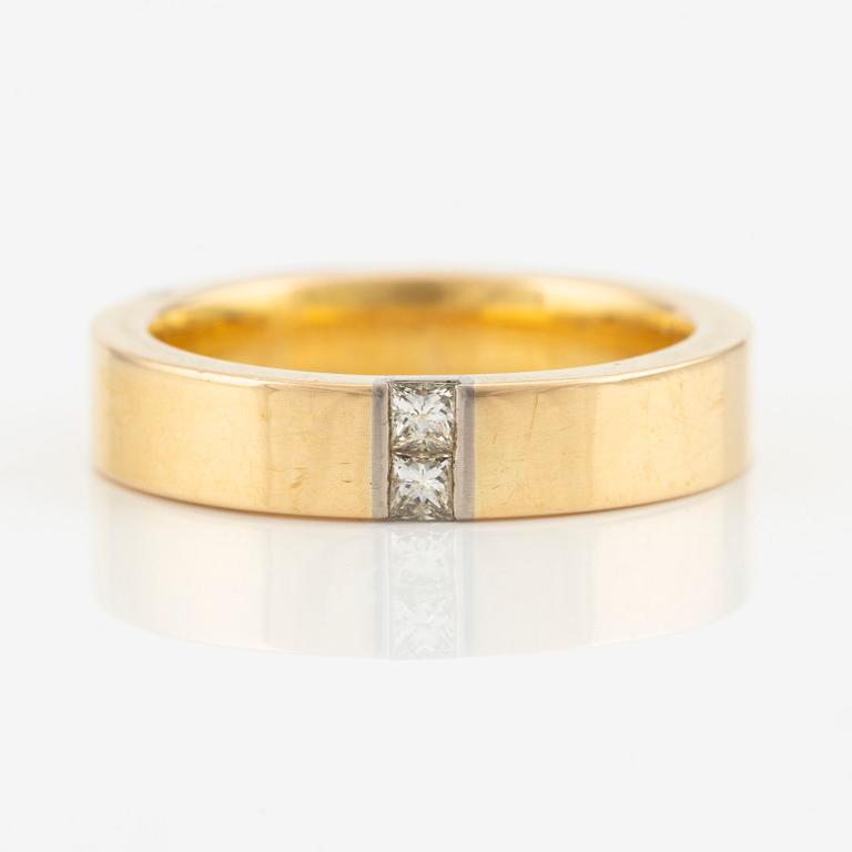 Ring 18K guld med prinsesslipade diamanter.