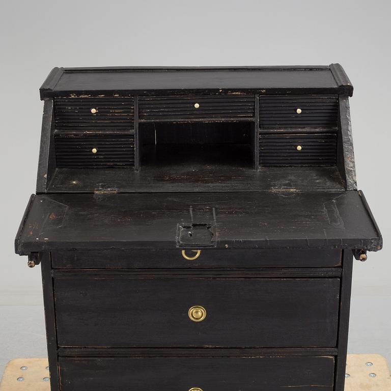 a chest of drawers from the 19th century.