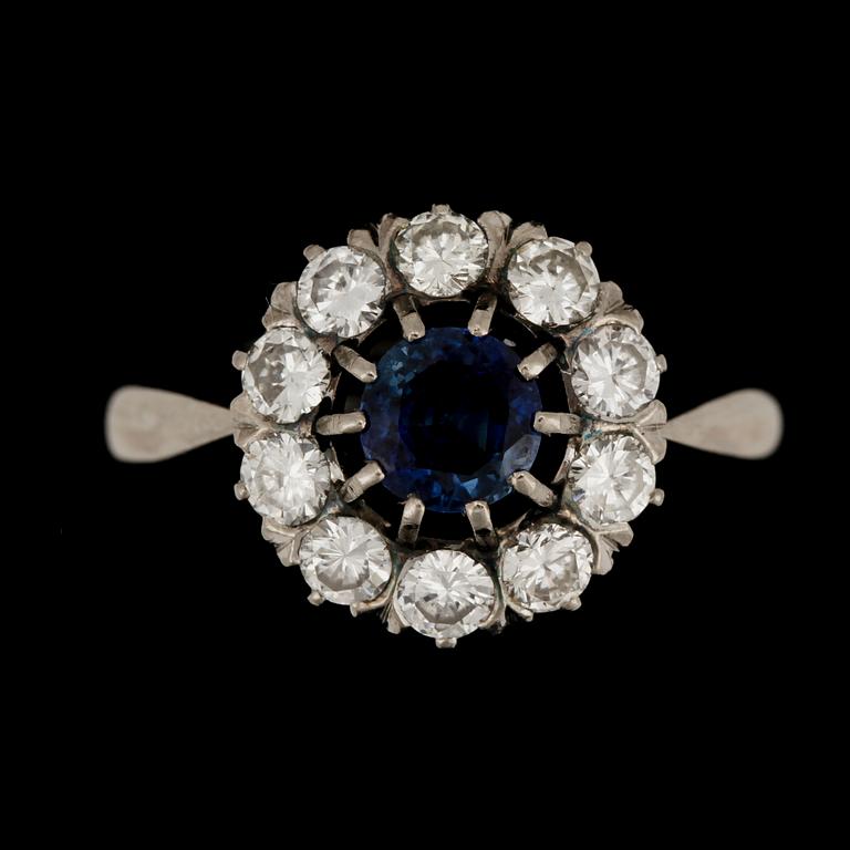 RING, 18k vitguld med safir och briljantslipade diamanter tot ca0,70ct. Stockholm, 1966. Vikt ca5g.