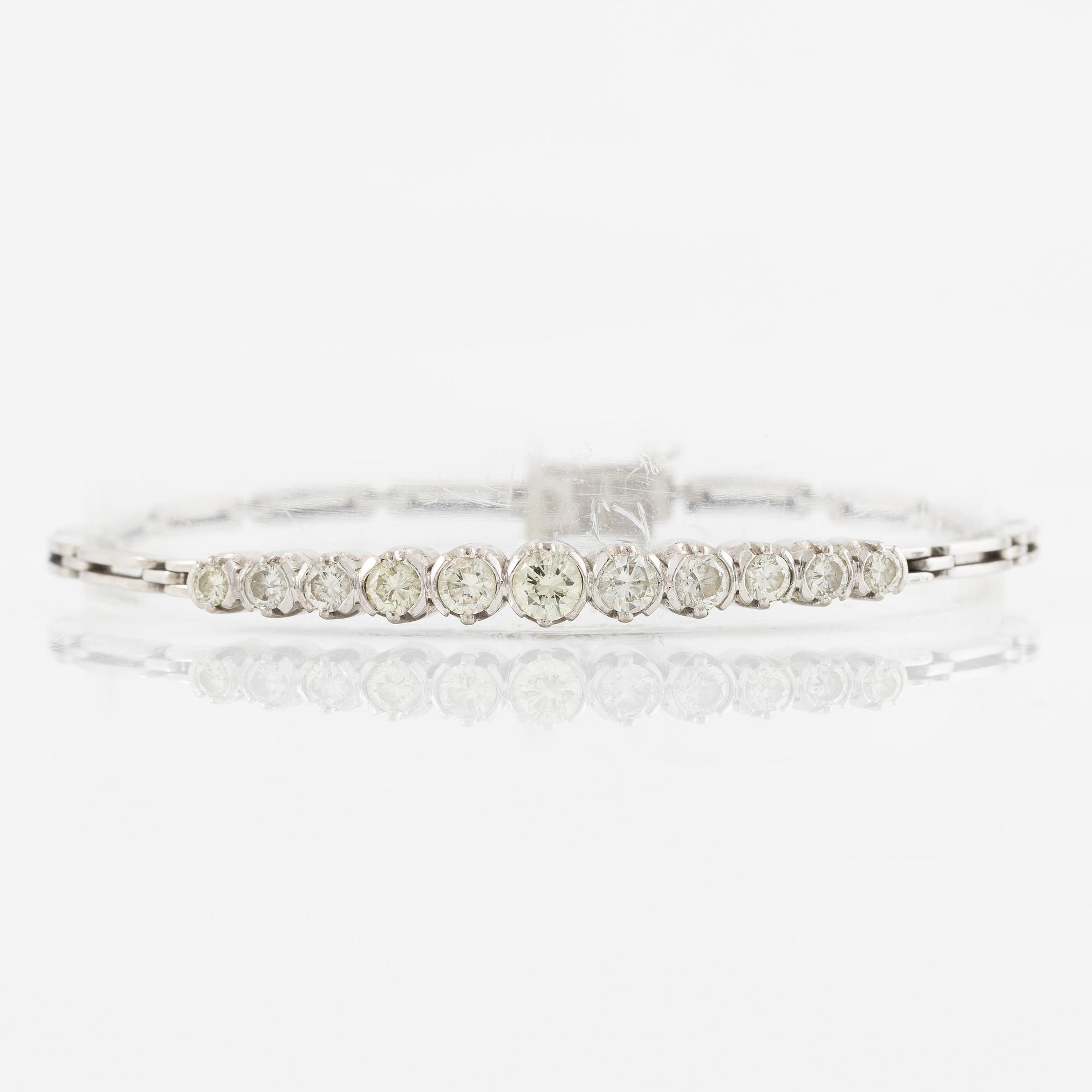 Bracelet, 18K white gold with brilliant-cut diamonds.
