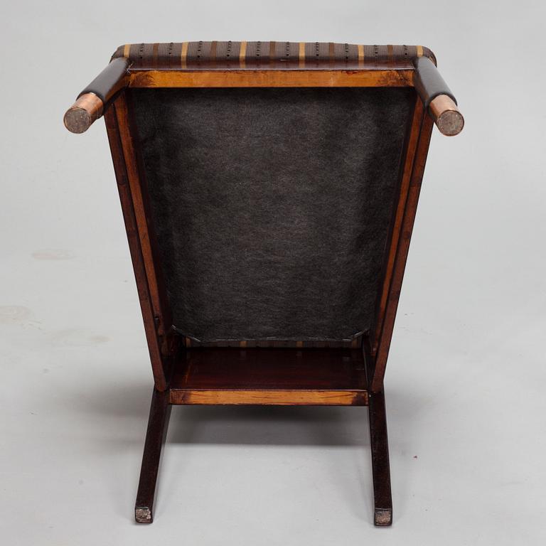 Bernhard Häkli, A Finnish Jugend table and six chairs, Vihdin Puuseppäin Huonekaluliike 1911.